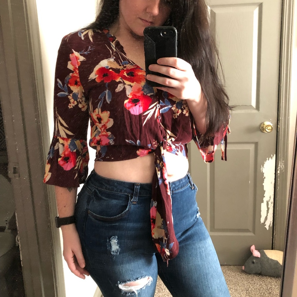 XHILARATION MAROON FLORAL CROP TOP SIZE L